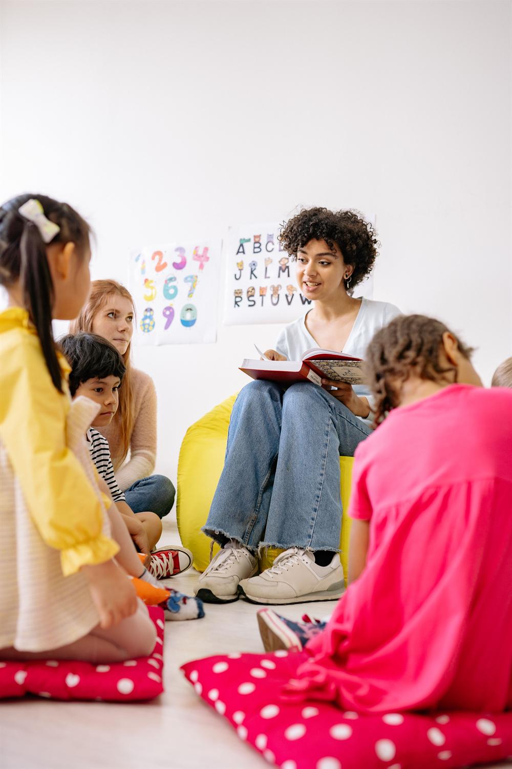 Estudiantes participando en una actividad educativa