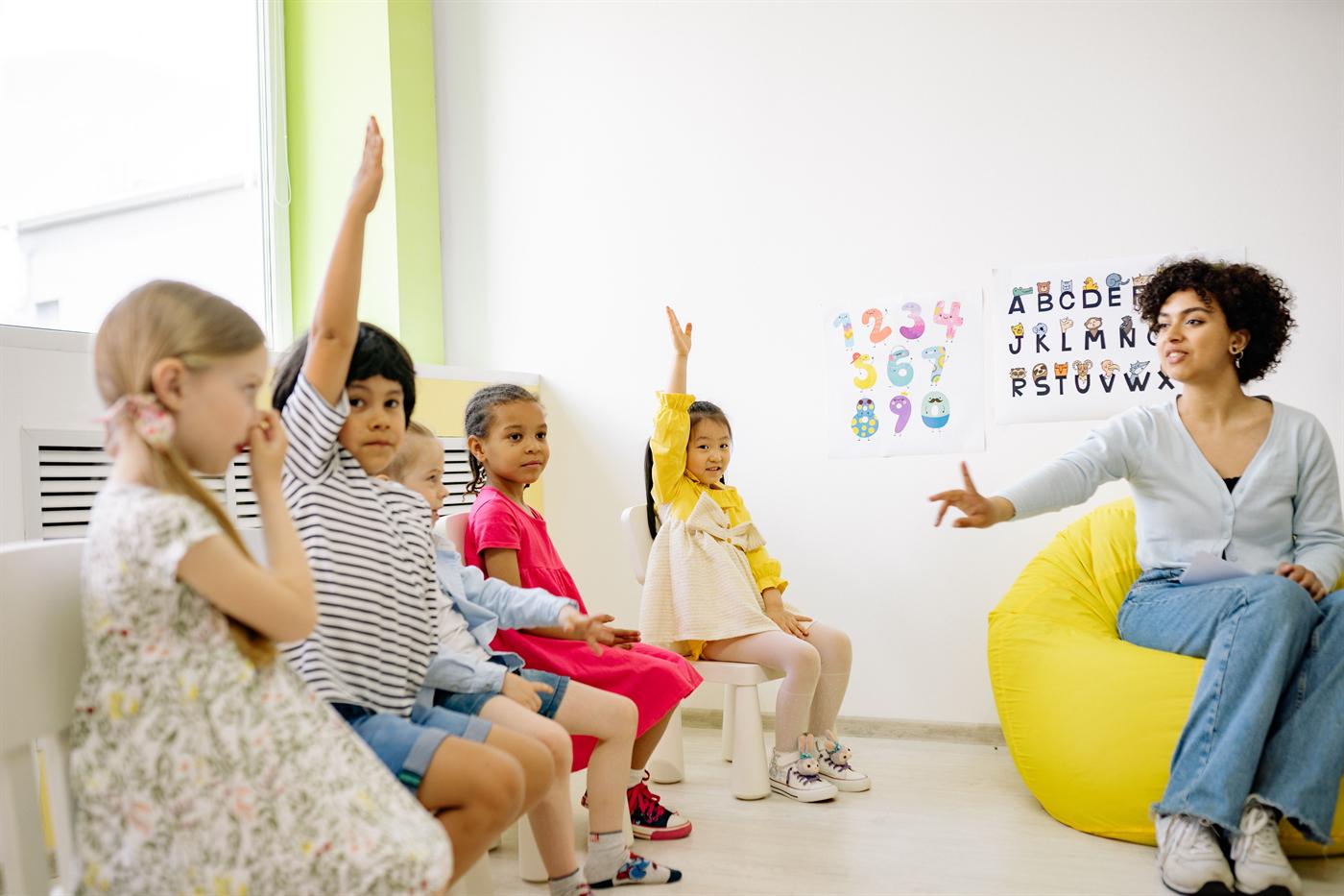 Docente realizando una actividad con estudiantes en aula